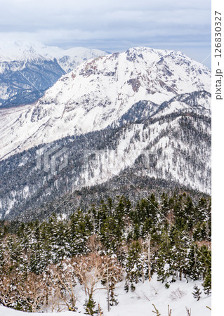 残雪西穂山荘から見る割谷山と焼岳　残雪期の西穂高岳独標雪山登山 126830327