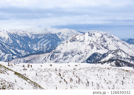 西穂丸山から見る乗鞍岳と焼岳 残雪期の西穂高岳独標雪山登山 西穂丸山から見る乗鞍岳と焼岳 残雪期の西穂高岳独標雪山登山 126830332