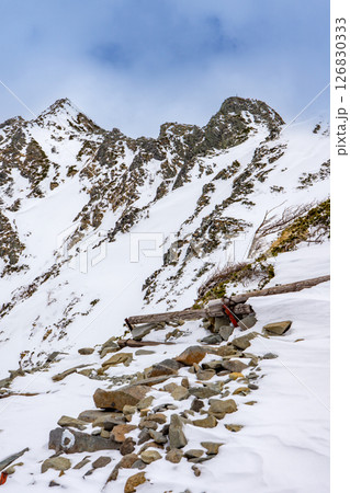 西穂高岳のピラミッドピークと西穂高岳独標 残雪期の西穂高岳独標雪山登山 西穂高岳のピラミッドピークと西穂高岳独標 残雪期の西穂高岳独標雪山登山 126830333