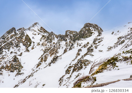 西穂高岳のピラミッドピークと西穂高岳独標 残雪期の西穂高岳独標雪山登山 西穂高岳のピラミッドピークと西穂高岳独標 残雪期の西穂高岳独標雪山登山 126830334