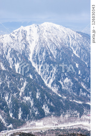 西穂高岳独標から見る霞沢岳　残雪期の西穂高岳独標雪山登山 126830343