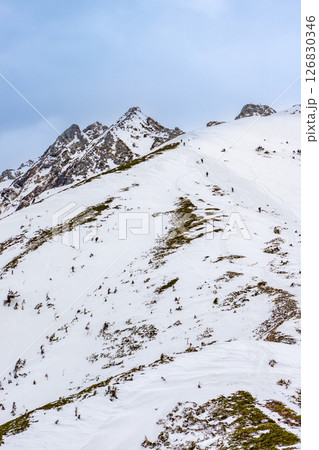 西穂高岳のピラミッドピークと西穂高岳独標 残雪期の西穂高岳独標雪山登山 西穂高岳のピラミッドピークと西穂高岳独標 残雪期の西穂高岳独標雪山登山 126830346