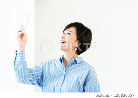自撮りする中高年女性 自撮りする中高年女性 126830357