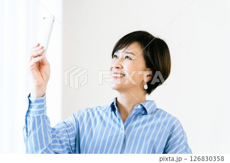 自撮りする中高年女性 126830358