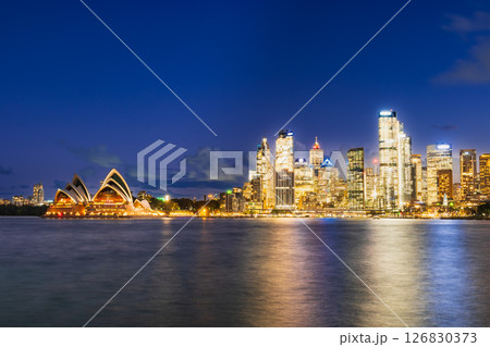 シドニー　ナイトビュー　オペラハウスとシティセンター 126830373