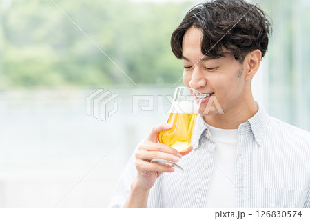 ビールを美味しく飲む男性。 126830574