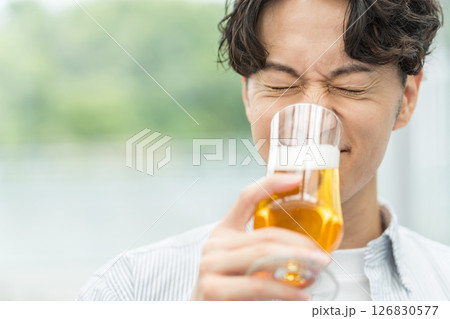 ビールを美味しく飲む男性。 126830577