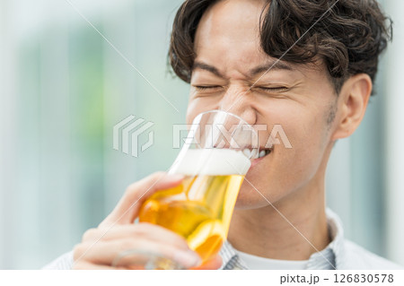 ビールを美味しく飲む男性。 126830578