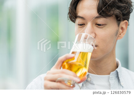 ビールを美味しく飲む男性。 126830579