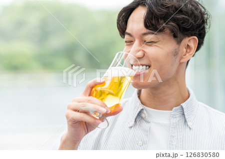 ビールを美味しく飲む男性。 126830580