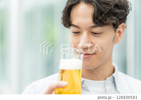 ビールを美味しく飲む男性。 126830581