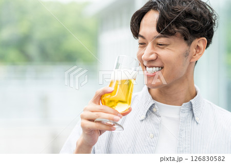 ビールを美味しく飲む男性。 126830582