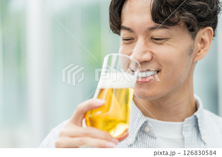 ビールを美味しく飲む男性。 126830584