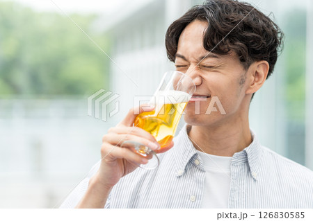 ビールを美味しく飲む男性。 126830585