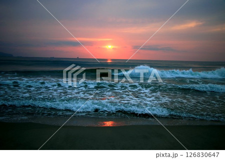 砂浜の日の出 砂浜の日の出 126830647