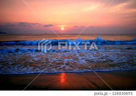 砂浜の日の出 126830655
