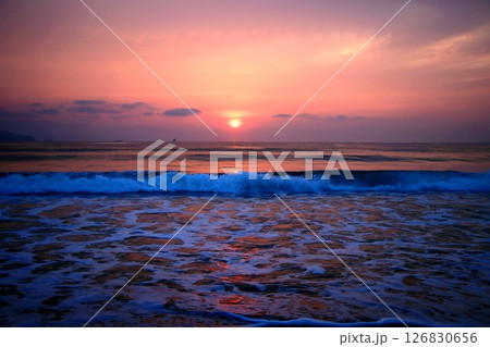 砂浜の日の出 126830656