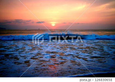 砂浜の日の出 126830658