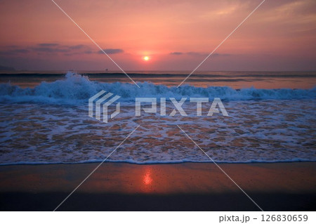 砂浜の日の出 砂浜の日の出 126830659