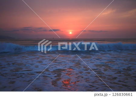 砂浜の日の出 126830661