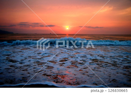 砂浜の日の出 126830665