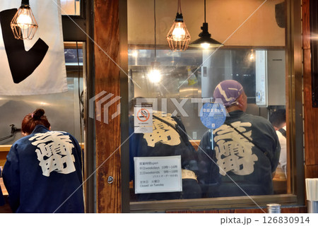 浅草三社祭りの日立ち食いラーメン屋の風景 126830914