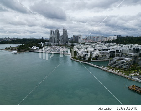 高層ビルが連なるシンガポール港湾の空撮 126831049