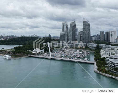 高層ビルが連なるシンガポール港湾の空撮 126831051