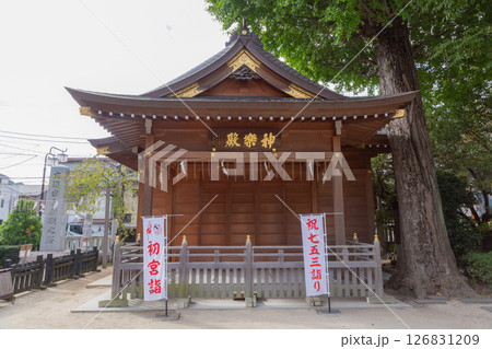 【日本】千葉県の松戸神社の小さな社殿とその前に立てられたお宮参りや七五三詣りを祝う白い幟 126831209