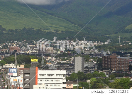 湯けむりが立ち並ぶ別府の市街地（大分県 別府市） 126831222