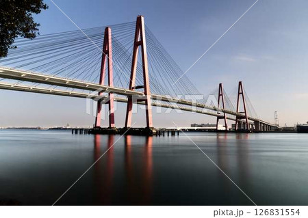 【長時間露光】海上から見た名港西大橋、名港トリトン 126831554