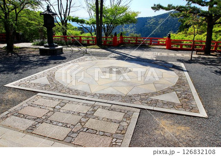 宇宙エネルギーが降注ぎ京の都の鬼門を護る… 鞍馬寺『金剛床』 126832108