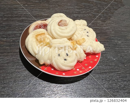 赤い皿に盛られた可愛いクッキー 126832404