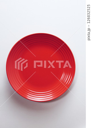 赤い皿_白背景 126832525