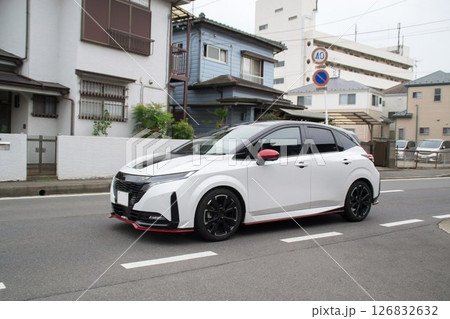 コンパクトカー　道路走行 126832632