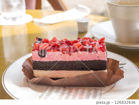 いちごとブルーベリーのケーキ 126832636