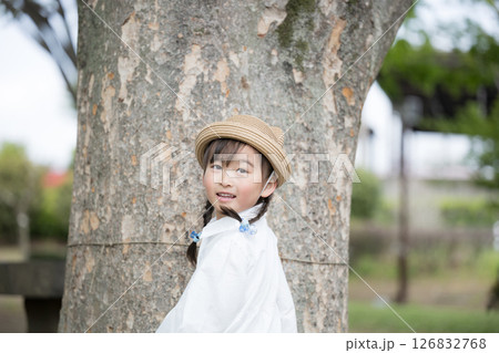 だるまさんがころんだ～屋外で遊んで振り返る女の子 126832768