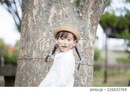 だるまさんがころんだ~屋外で遊んで振り返る女の子 だるまさんがころんだ~屋外で遊んで振り返る女の子 126832769