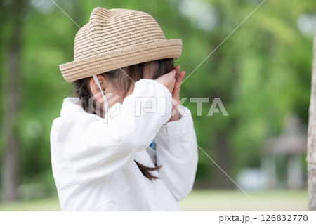 迷子で泣く女の子 迷子で泣く女の子 126832770