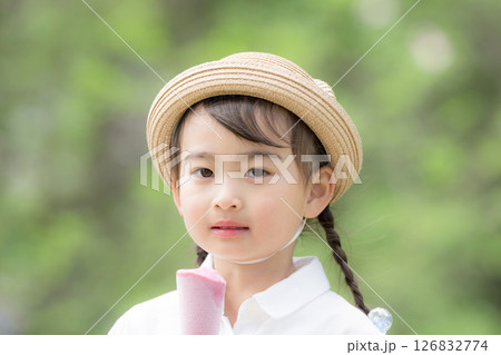 屋外でアイスを食べる幼児の女の子 屋外でアイスを食べる幼児の女の子 126832774