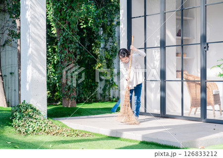 家の外の掃除を手伝う女の子 126833212