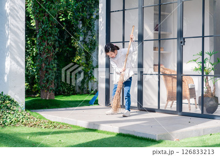 家の外の掃除を手伝う女の子 家の外の掃除を手伝う女の子 126833213