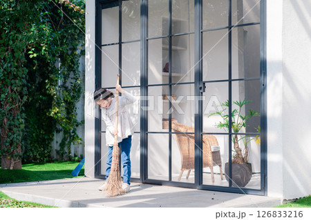 家の外の掃除を手伝う女の子 家の外の掃除を手伝う女の子 126833216