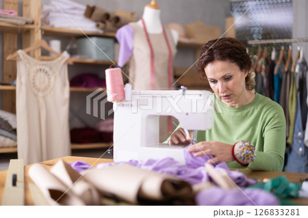 Woman tailor at work in cloth design shop 126833281