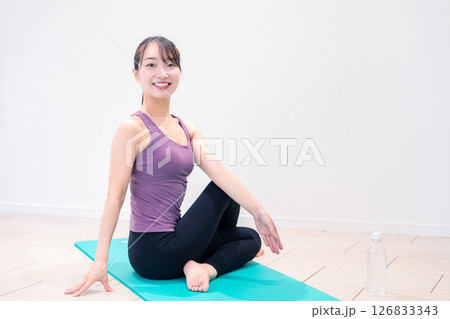 ジムでヨガコーチをするスポーティーな女性 126833343