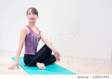 ジムでヨガコーチをするスポーティーな女性 126833344