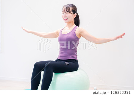 ジムでヨガコーチをするスポーティーな女性 126833351