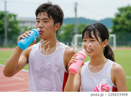 夏の部活動で給水する男女学生 夏の部活動で給水する男女学生 126833409