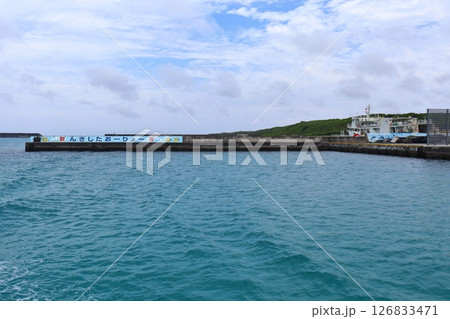 波照間港の防波堤メッセージ「最南端の島 波照間島へようこそ」 126833471