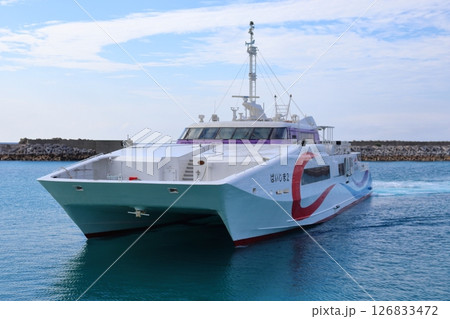 波照間港へ入港する定期船（はいじま2） 126833472